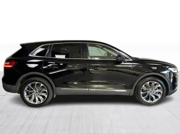 2022 Lincoln Nautilus - image 2