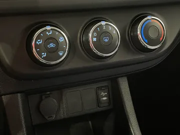 2015 Toyota Corolla - image 17