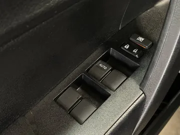 2015 Toyota Corolla - image 18