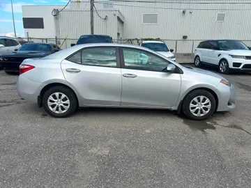 2018 Toyota Corolla - image 6