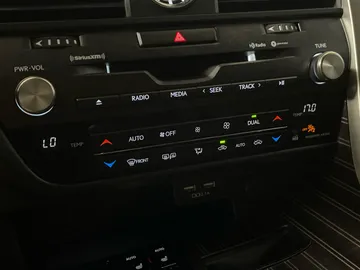 2022 Lexus RX - image 31