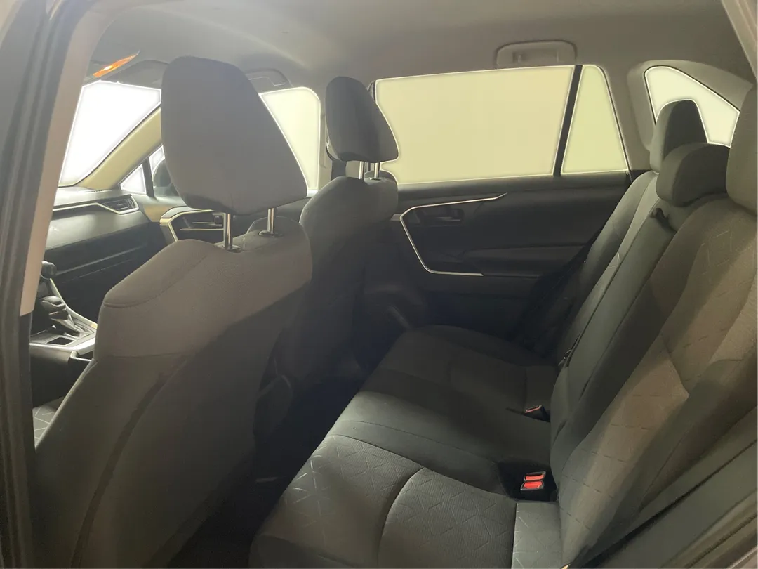 2019 Toyota RAV4 LE, photo 10
