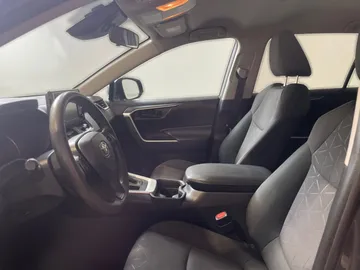 2019 Toyota RAV4 - image 3