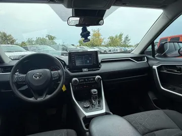 2020 Toyota RAV4 Hybrid - image 9