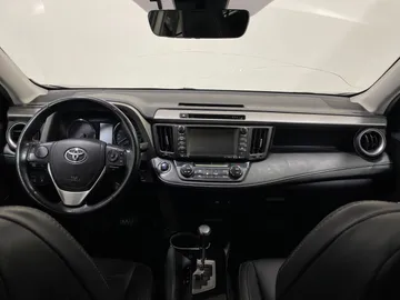2018 Toyota RAV4 - image 4