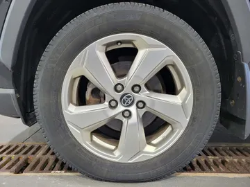 2019 Toyota RAV4 - image 7