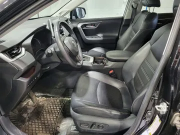 2019 Toyota RAV4 - image 8