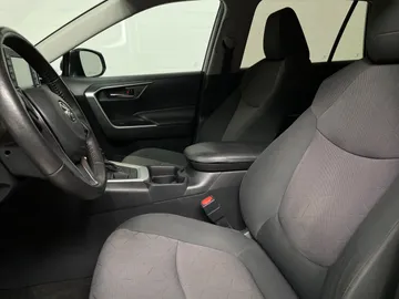 2019 Toyota RAV4 - image 3