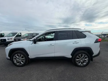 2025 Toyota RAV4 - image 4