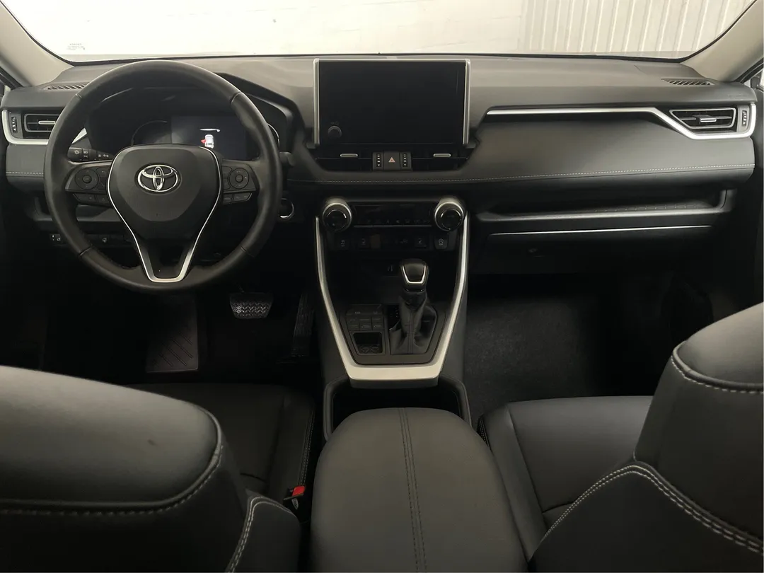 2025 Toyota RAV4 — photo 4