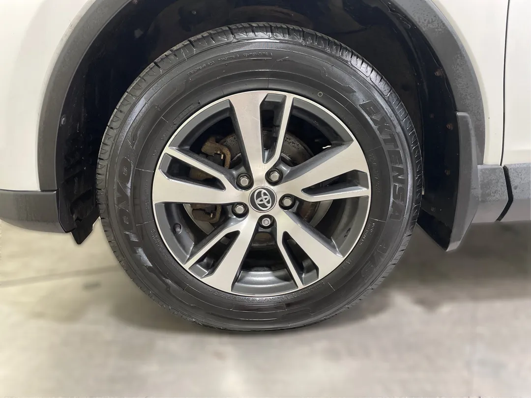 2017 Toyota RAV4 — photo 6