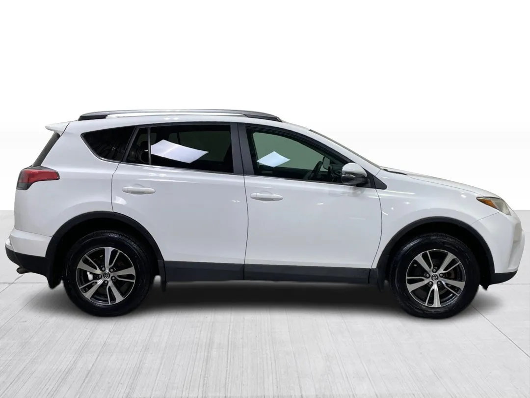 2017 Toyota RAV4 — photo 2