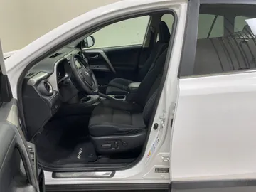 2017 Toyota RAV4 - image 3