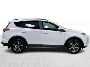 2017 Toyota RAV4 - image 2