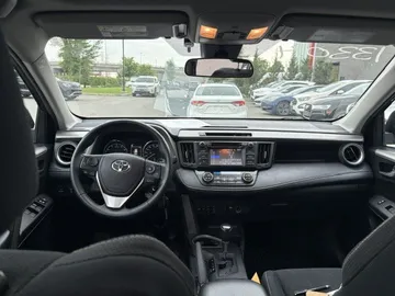 2017 Toyota RAV4 - image 8