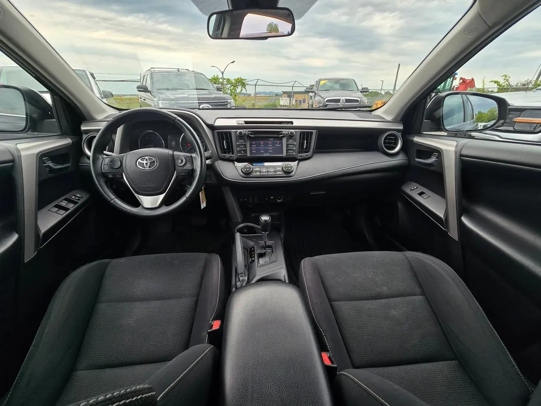 2017 Toyota RAV4 — photo 8