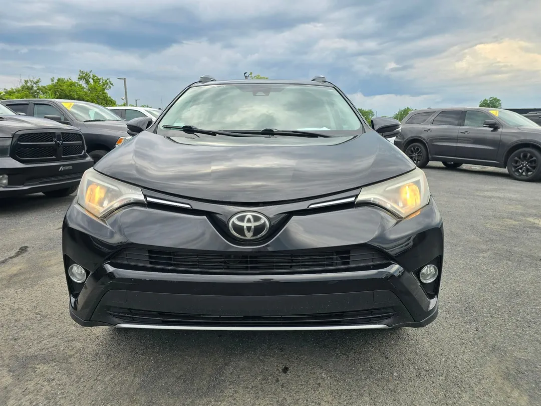 2017 Toyota RAV4 — photo 2