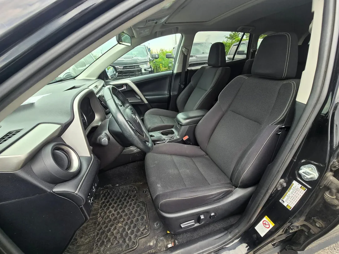 2017 Toyota RAV4 — photo 7