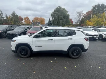 2022 Jeep Compass - image 3