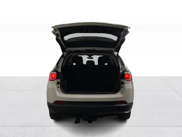 2018 Jeep Compass - image 12