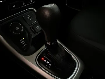 2018 Jeep Compass - image 20