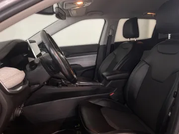 2022 Jeep Compass - image 10