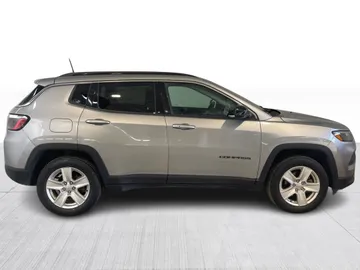 2022 Jeep Compass - image 9