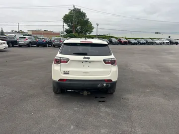 2021 Jeep Compass - image 7