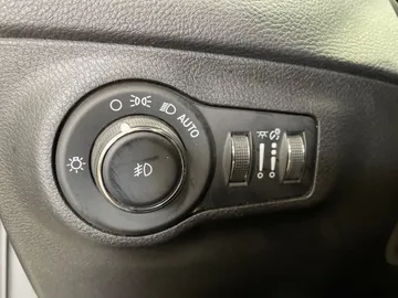 2017 Jeep Compass - image 27