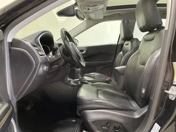 2017 Jeep Compass - image 3