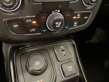 2017 Jeep Compass - image 20