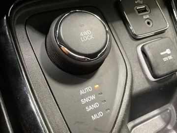 2017 Jeep Compass - image 28