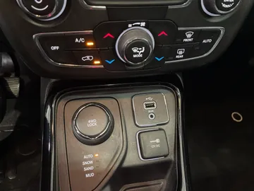 2018 Jeep Compass - image 20