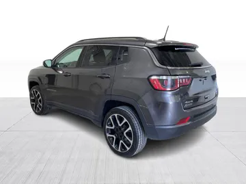 2018 Jeep Compass - image 11