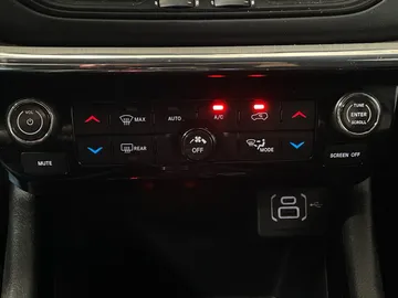 2022 Jeep Compass - image 24