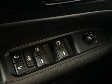 2022 Jeep Compass - image 20