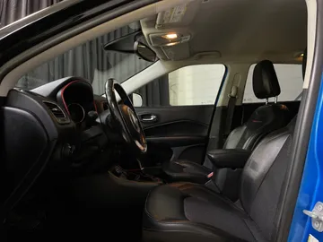 2019 Jeep Compass - image 3
