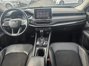 2022 Jeep Compass - image 8