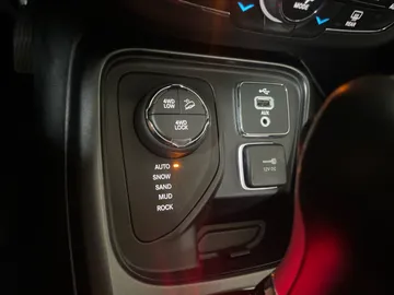 2018 Jeep Compass - image 25