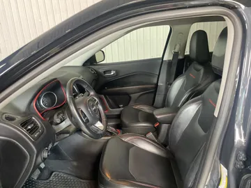 2018 Jeep Compass - image 3