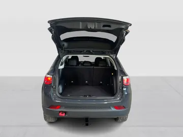 2018 Jeep Compass - image 12