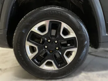 2017 Jeep Compass - image 7