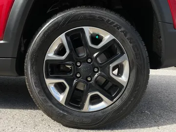 2018 Jeep Compass - image 7