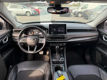 2022 Jeep Compass - image 9