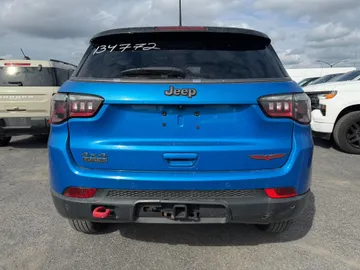 2022 Jeep Compass - image 6