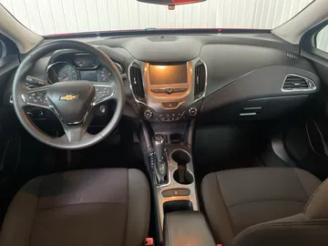 2017 Chevrolet Cruze - image 4