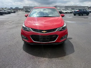 2018 Chevrolet Cruze - image 2