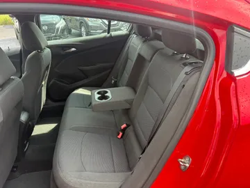 2018 Chevrolet Cruze - image 10