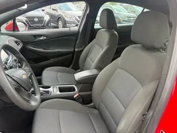 2018 Chevrolet Cruze - image 9