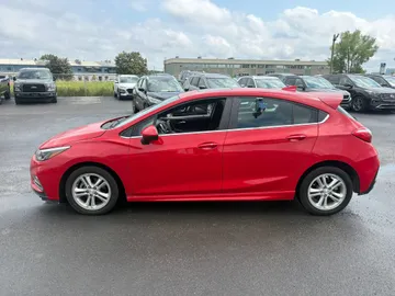 2018 Chevrolet Cruze - image 4